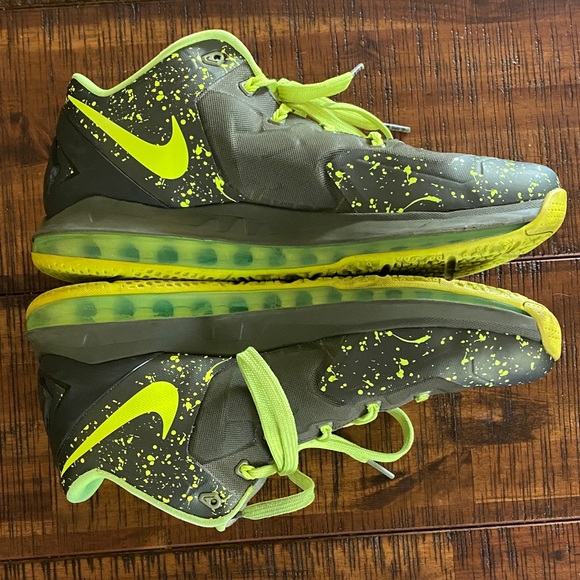 Nike Men Gray and Neon Green Sneakers - Picture 7 of 13